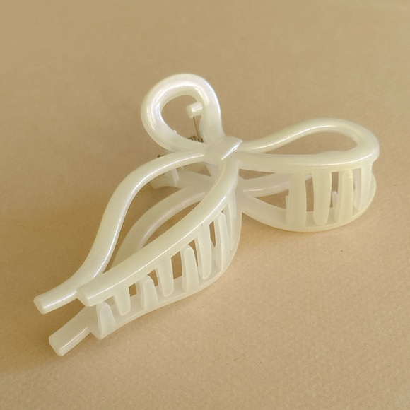 Cream Hair Clip K24 - Picture 5 of 7